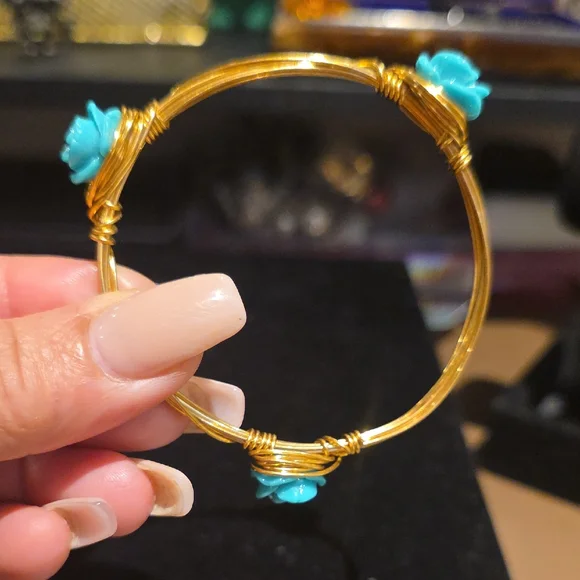 Source Unknown Gold-Tone Wire Bangle with Turquoise Rose Accents - Picture 3 of 5